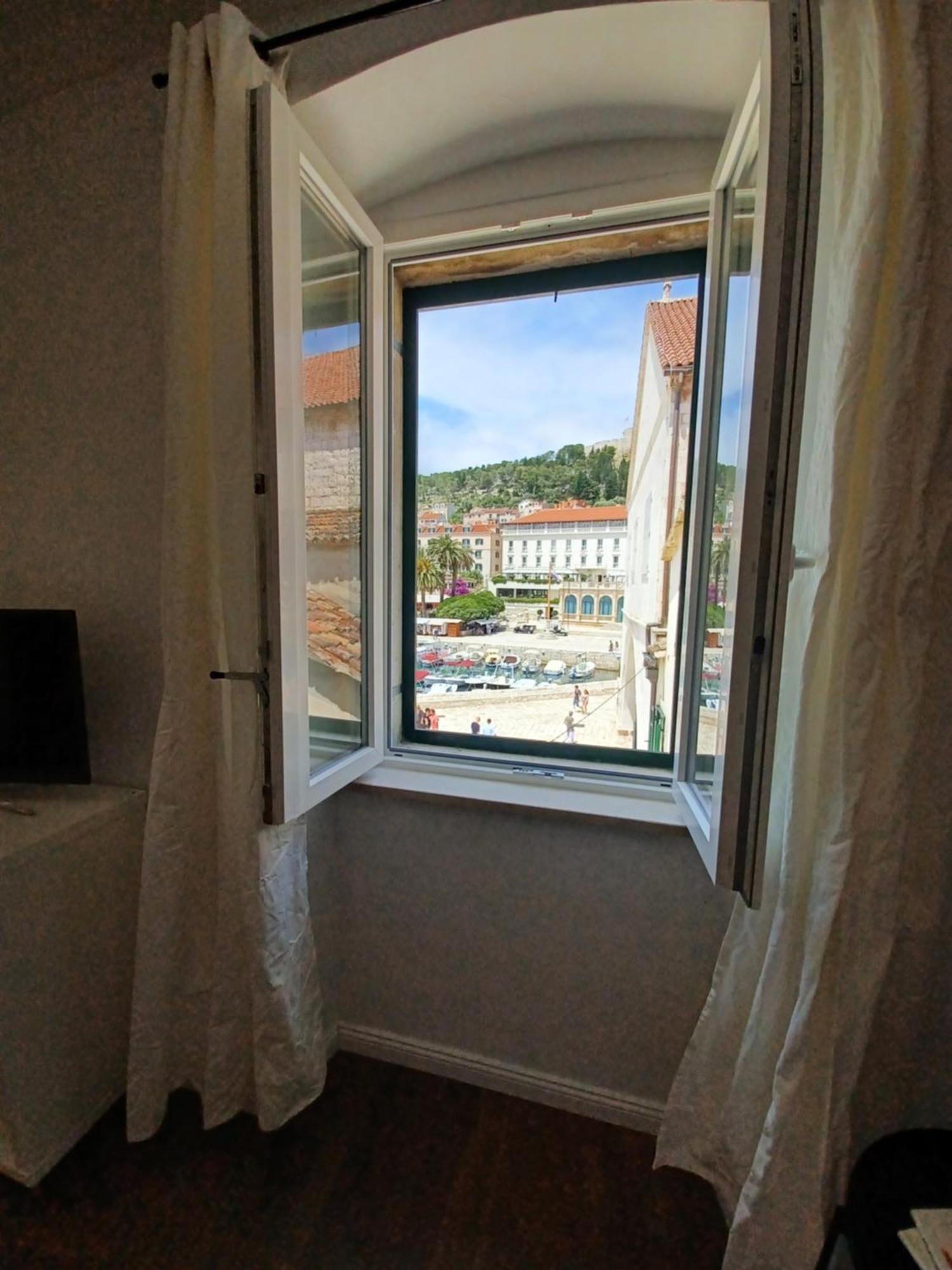 Apartment Lilly With Amazing City View Хвар Экстерьер фото